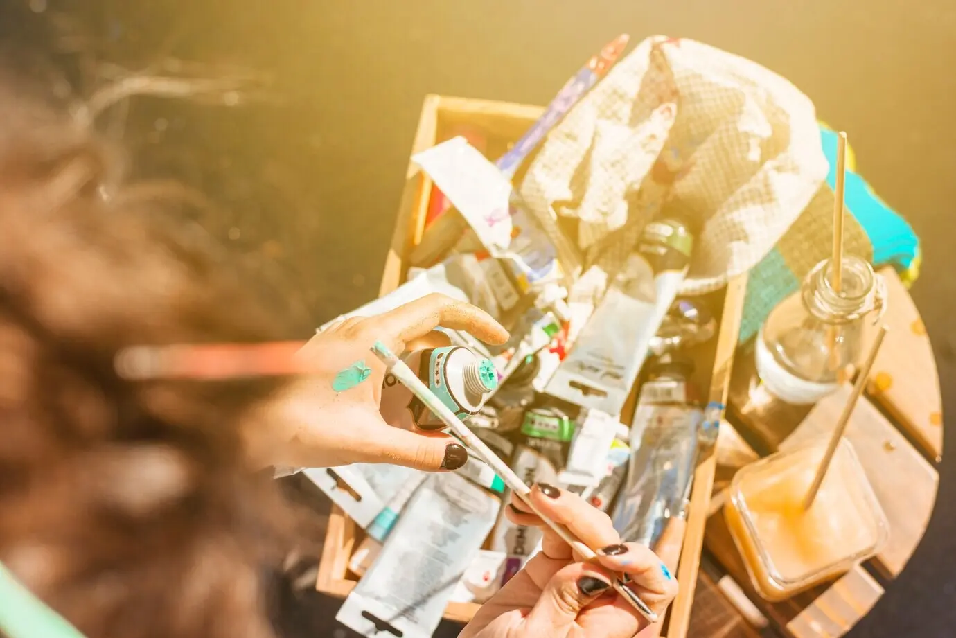 Mädchen und Malmaterialien