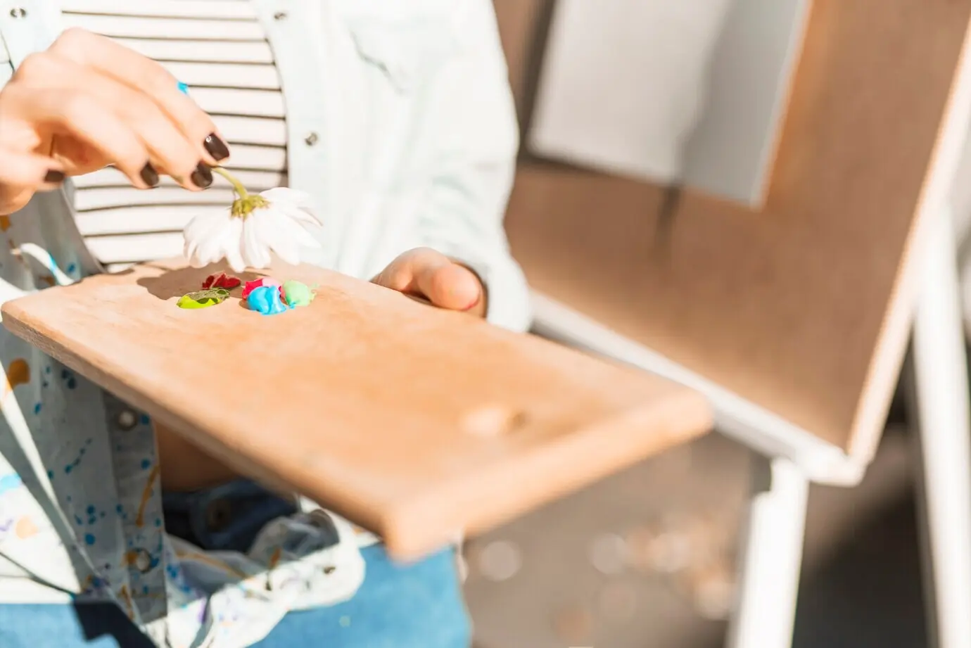 Mädchen mit Farbpalette im Freien