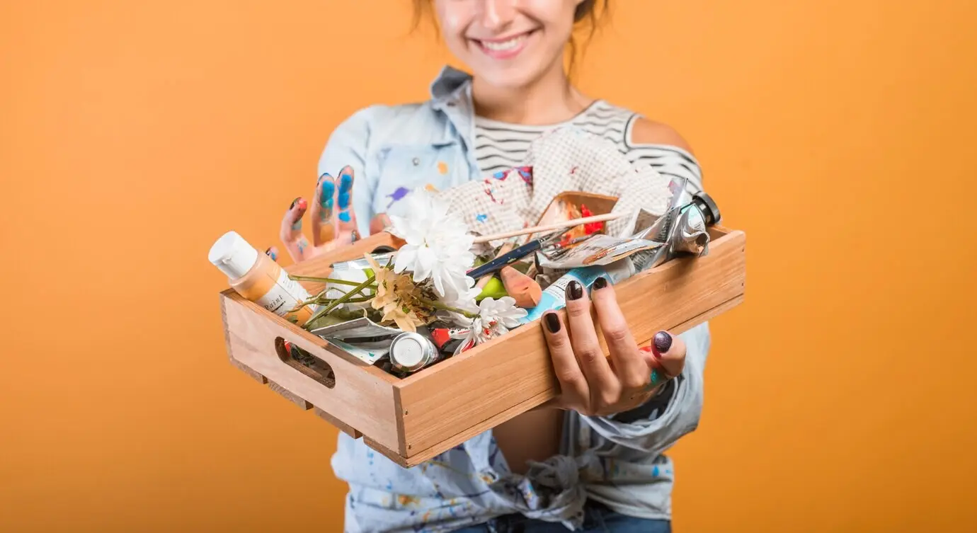 Porträt einer Künstlerin mit einer Holzkiste